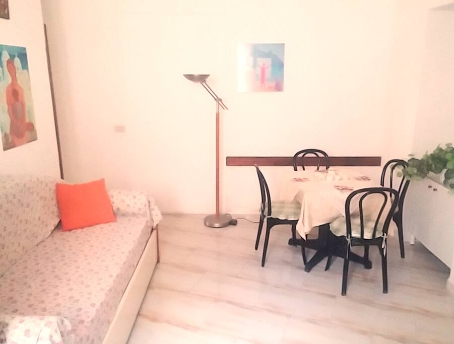 Il salotto con il divano-letto / Living room with the couch-bed