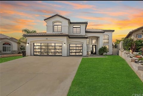 Cheerful 5 Room Home w/ Salt Water Pool & Hot Tub