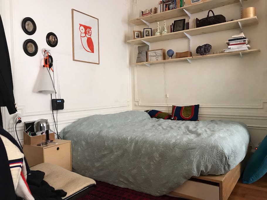La chambre et le grand lit de 160cm de large