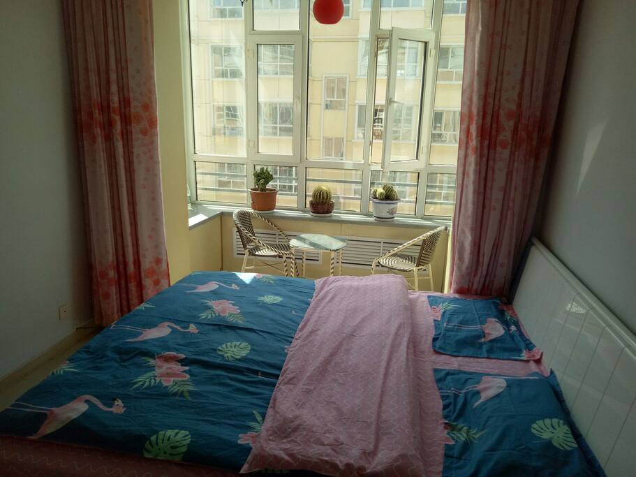阳光大床(1.8*2米双人床),带大阳台,有茶几藤椅,看书喝茶晒太阳,让你休息的舒舒服服,真正体验家的感觉,家的温馨!