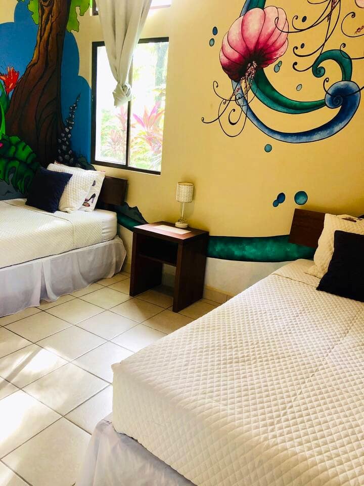 Dormitorio grande con 2 camas de una plaza