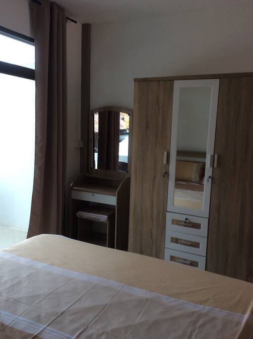 Chambre, armoire coiffeuse