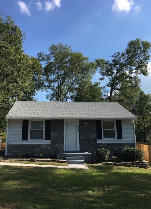Cute cozy newly renovated East Nashville Downtown Ranch