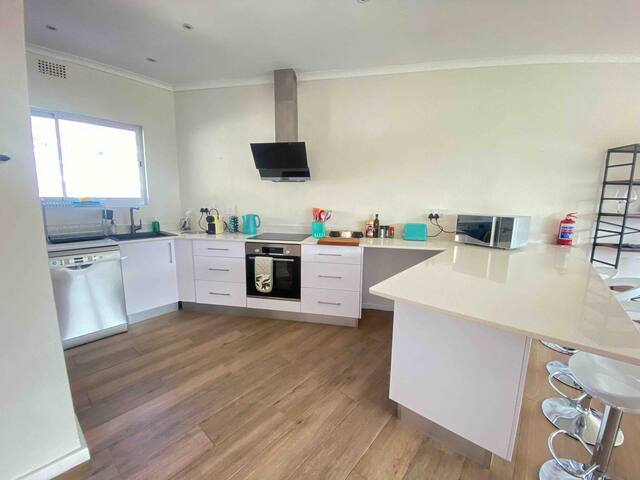 King bed | 200m to beach | central | modern gallery image 3