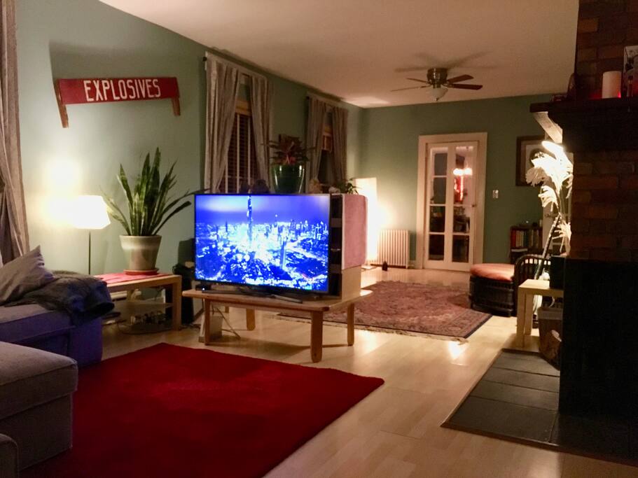 Living room with AppleTV connected to UHD TV