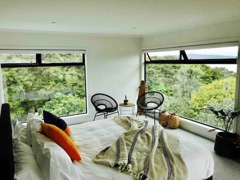 Modern oceanview escape with Spa