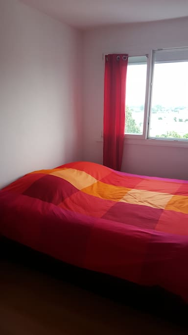 1iere chambre avec un matelas de 160cm semi ferme très confortable