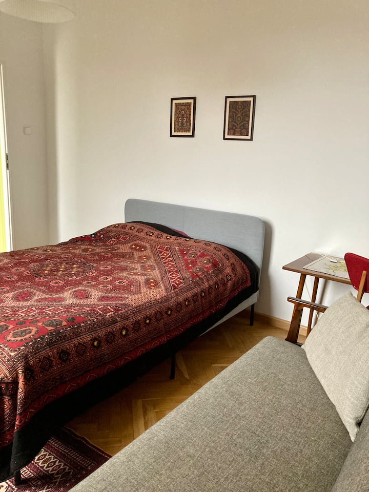 第三间卧室配备床和沙发床