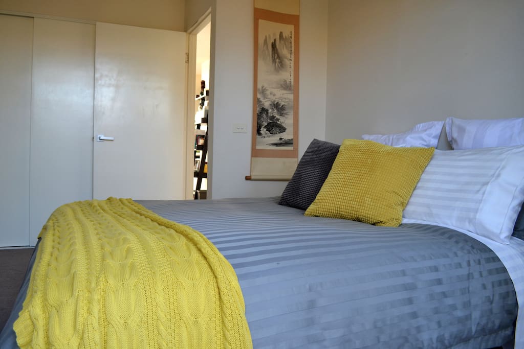 Comfortable QS bed with 1000 TC bed linen