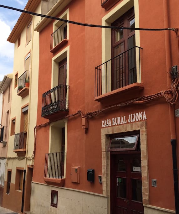 La Casa Rural Jijona está ubicada en el casco antiguo de Jijona, un primoroso pueblo alicantino que debe su fama a la fabricación artesanal del turrón. Es un hostal cálido, acogedor y rodeado de historia, donde podrás descansar y alejarte del ruido. Ven a disfrutar la quietud y el relax de sus instalaciones. ¡Te esperamos!