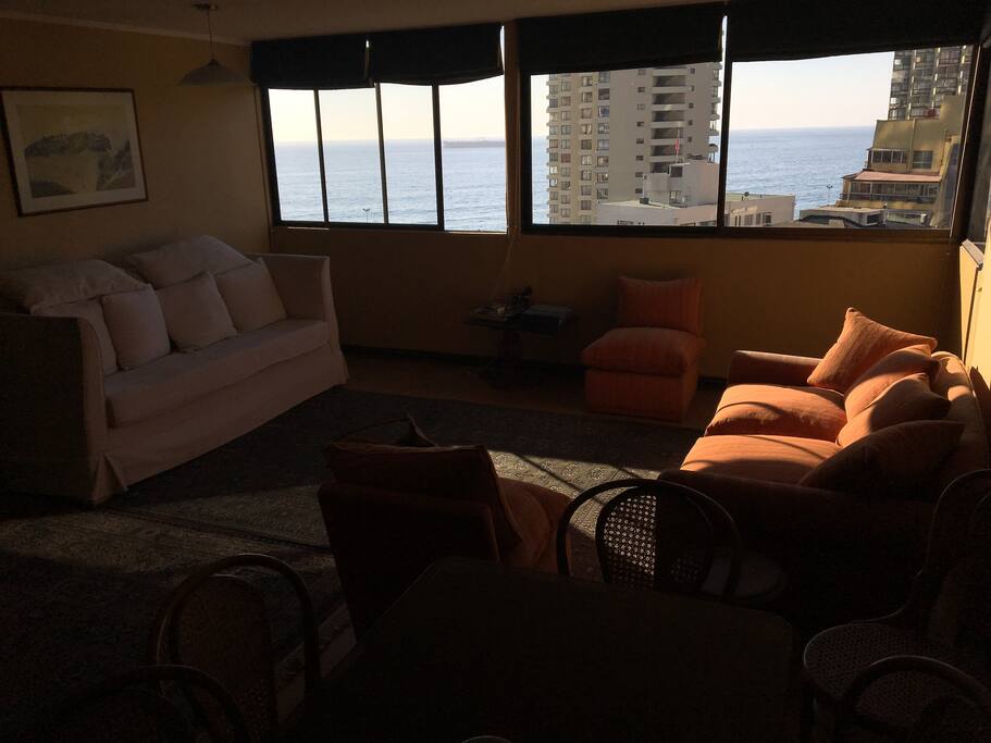 Living, amplio ventanal. Sofá cama.