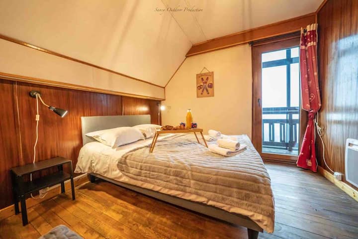 Chambre 1 er étage lit 140x200 et chauffeuse 80x190 donnant sur balcon avec vue panoramique