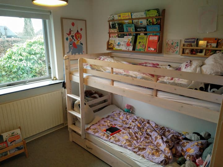 Dječja soba s krevetom na kat i pomoćnim krevetom