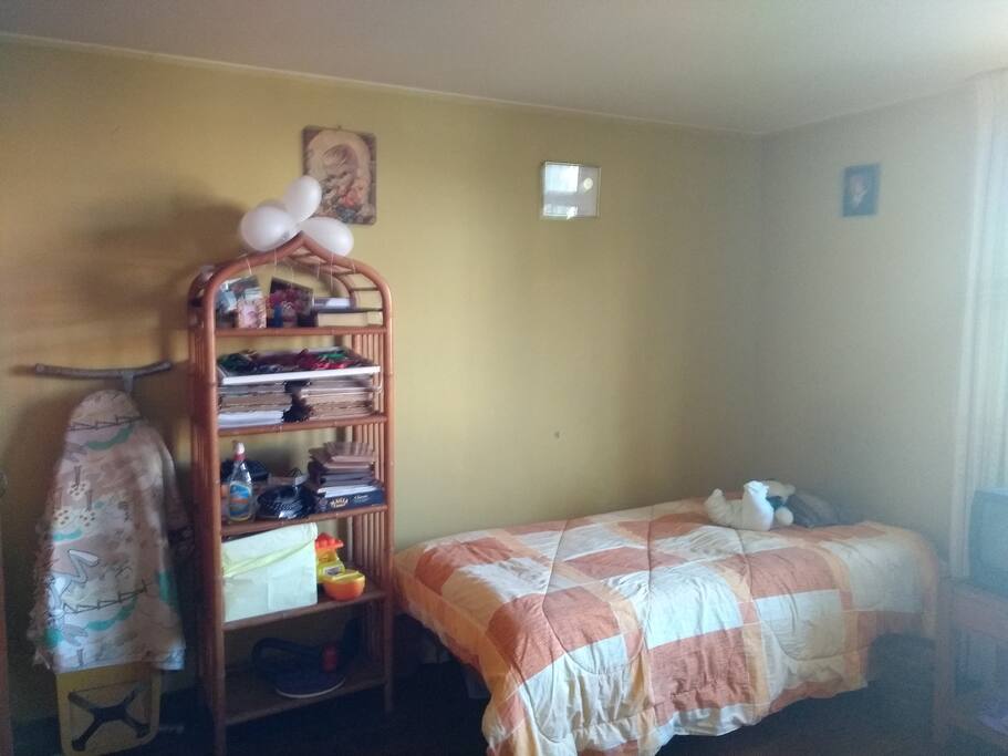 Dormitorio con dos camas individuales