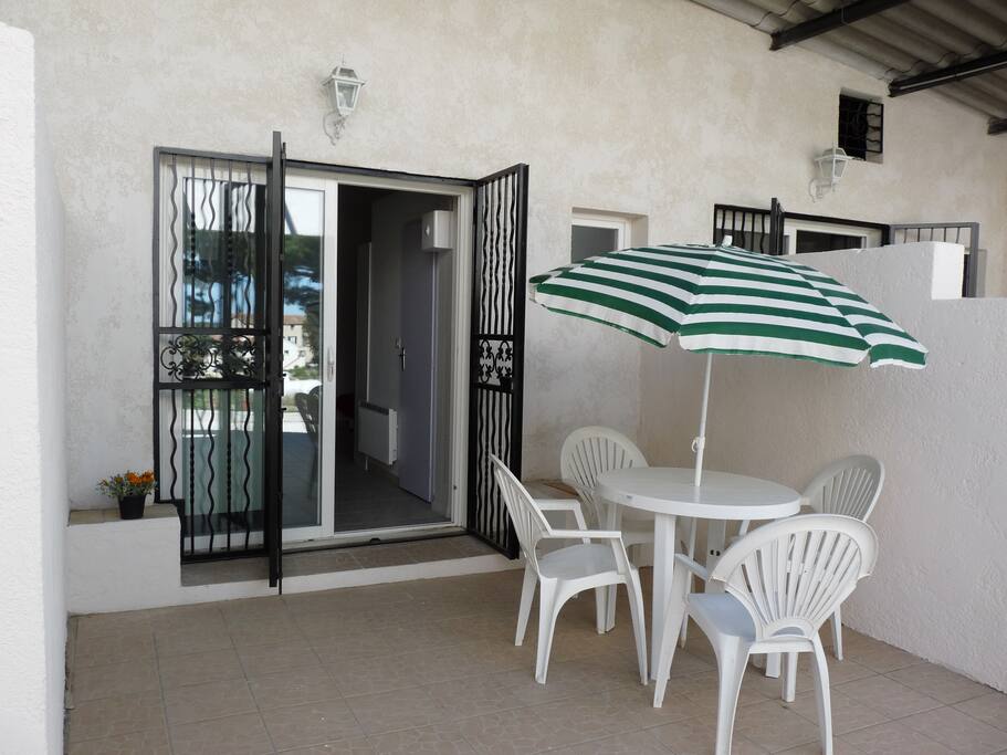 une petite terrasse sympatique pour un peti dej ou dejeuner mi ombre mi soleil...