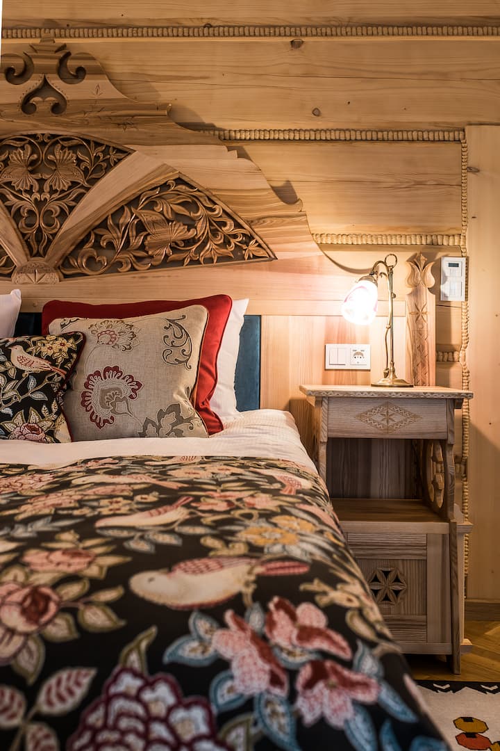 غرفة نوم في الطابق السفلي - سرير بمقاس كبير