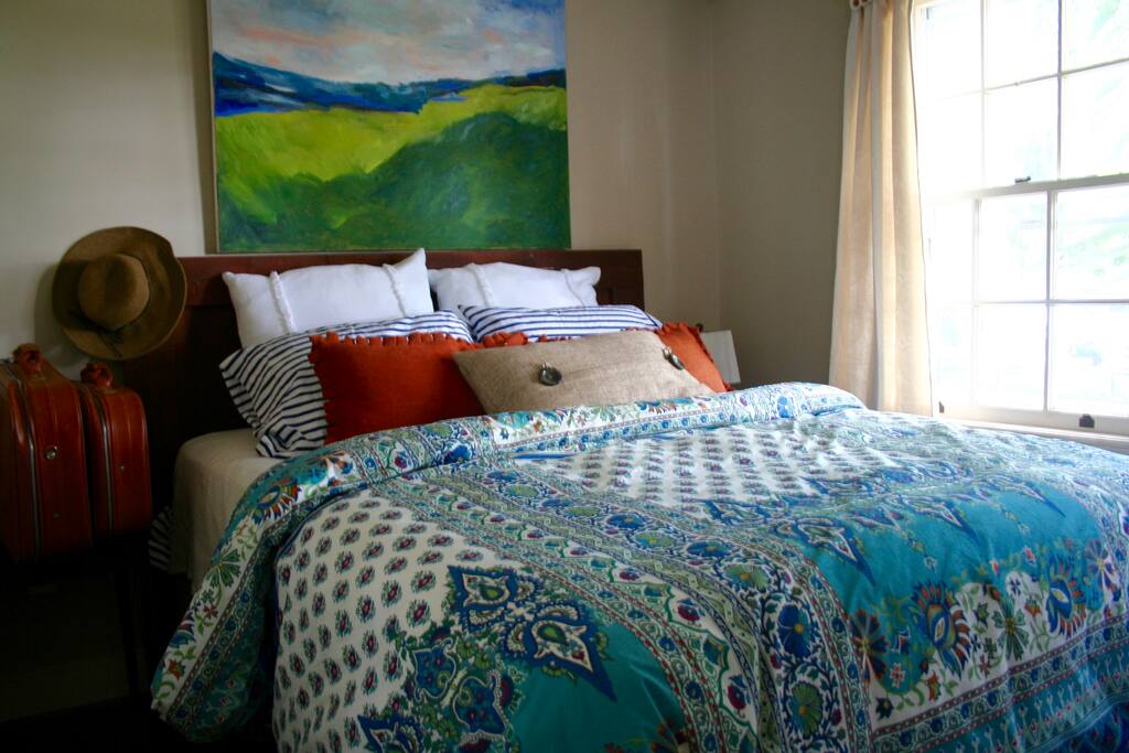 Brand new bedding, art filled quarters (owner is an artist), great view, light filled.