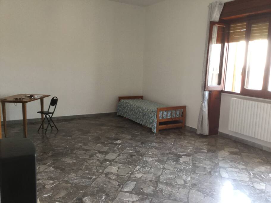 Sala con divano letto da una piazza e mezza, mobile soggiorno, TV, letto da una piazza adatto anche come divano, tavolinetto scrivania