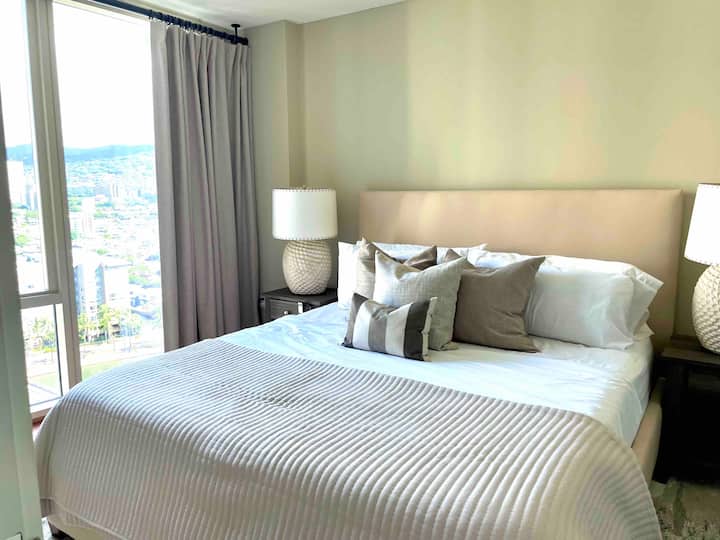 ห้องนอนใหญ่พร้อมห้องน้ำเต็มรูปแบบ 