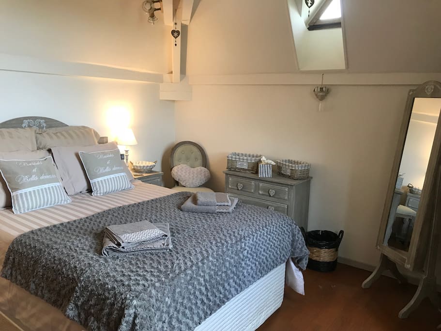 The calm bedroom of Tournesol.