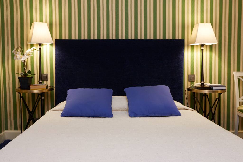 Suite junior deluxe avec terasse privée
Un jardin en ville ! Une chambre immense qui s'ouvre sur un coin de paradis… Grande terrasse pour clair de lune privé : un endroit rare et enchanteur, une maison de campagne en plein Marais pour vivre en toute intimité sa lune de miel avec Paris.