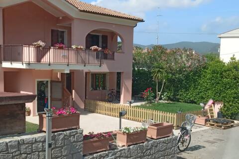 Apartment with garden in villa near the sea