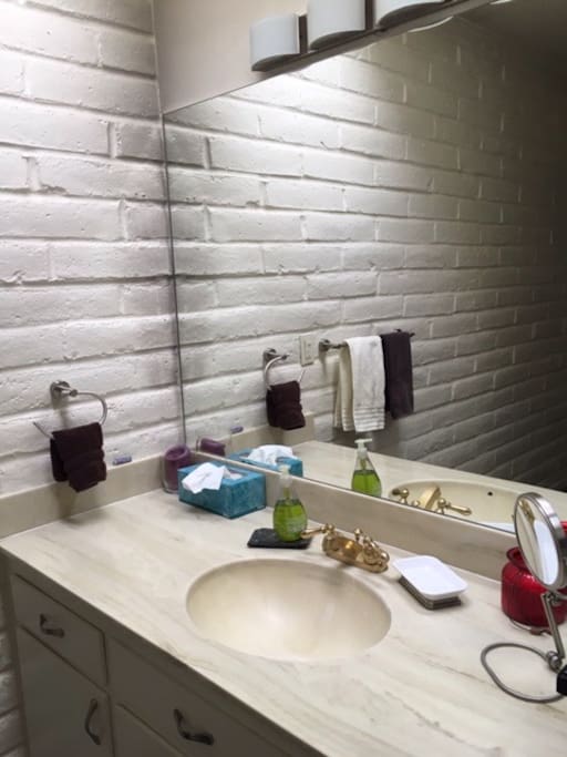Private bath: sink