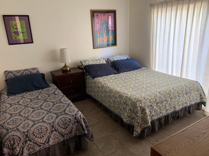 Een queensize bed en een tweepersoonsbed in de 2e slaapkamer