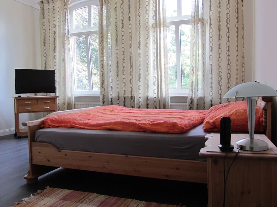 Großes Schlafzimmer mit Ehebett 180x200