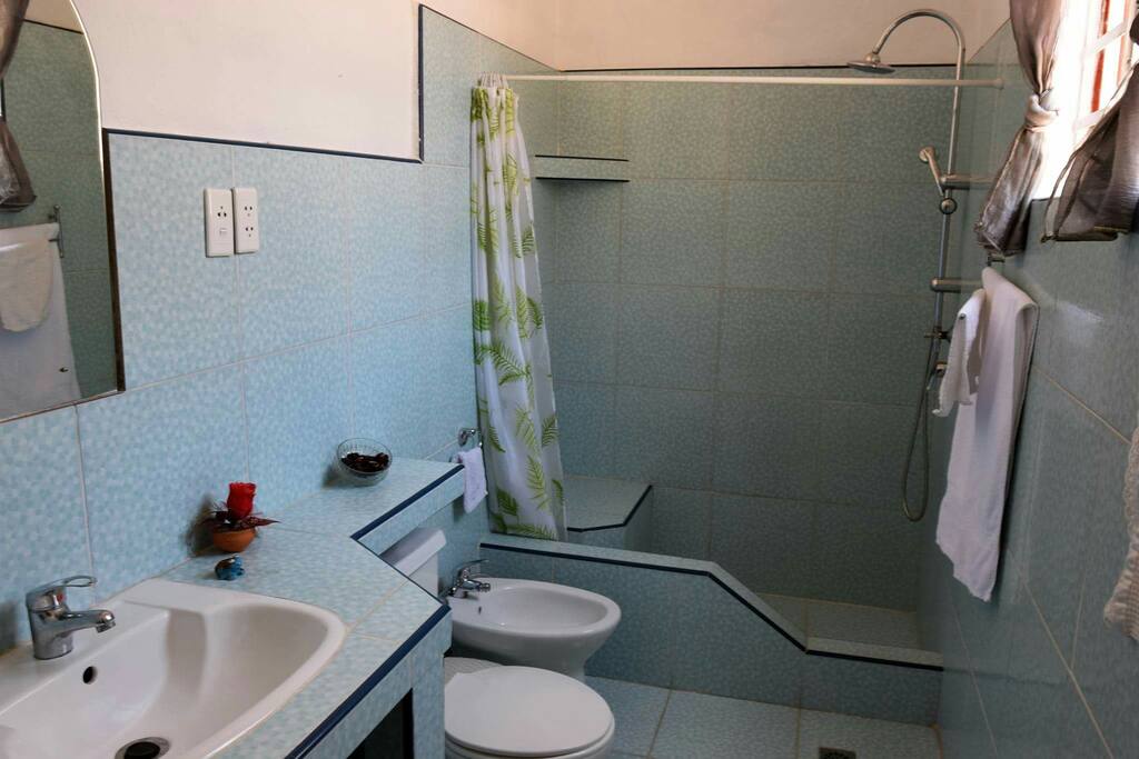 Baño completo a disposición agua caliente i cambio de toallas exigencia del cliente