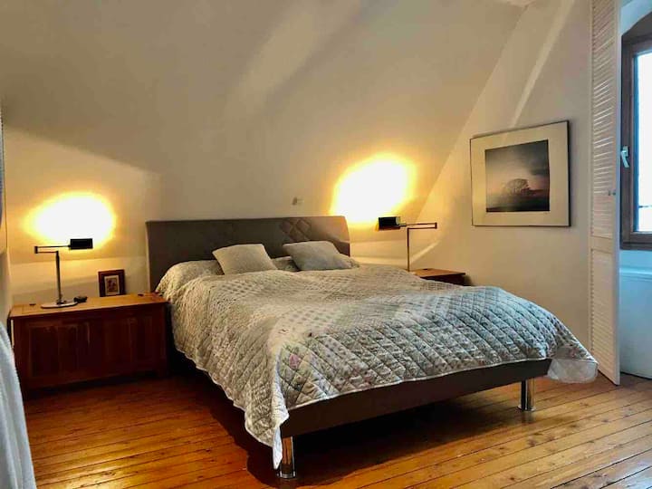 Das Schlafzimmer im Obergeschoss - das dazugehörige Ankleidezimmer ist wenige Schritte entfernt. 