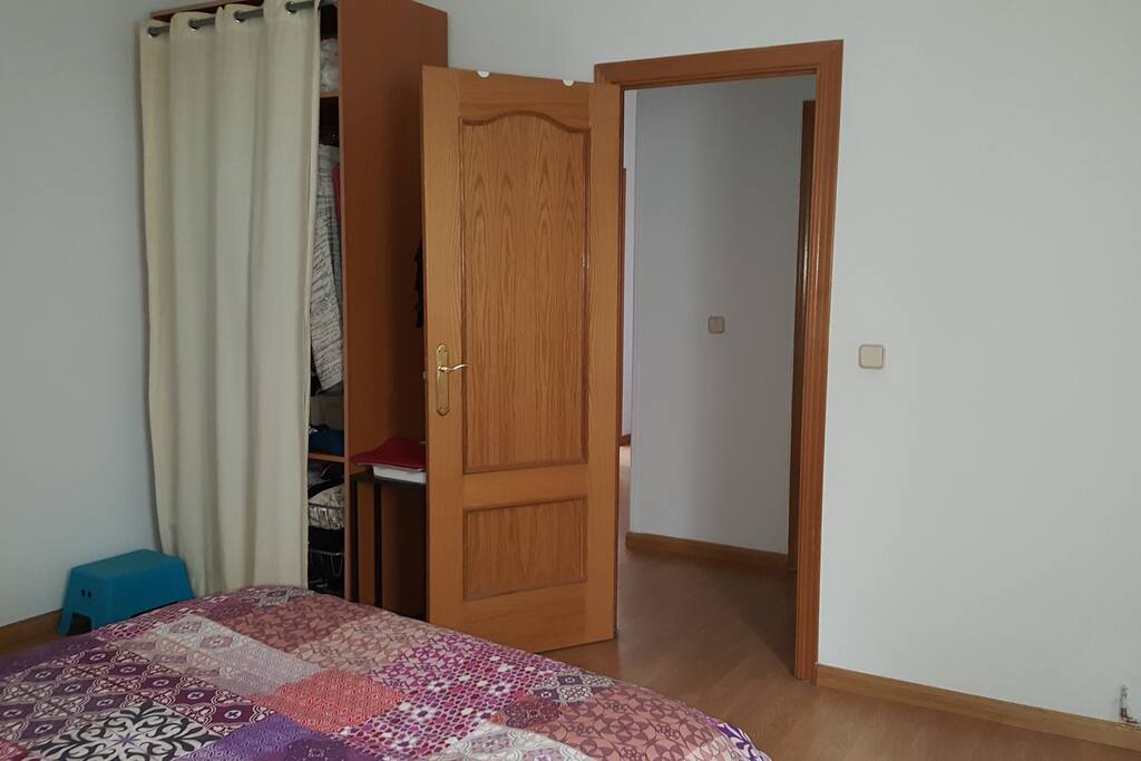 habitación con cama doble