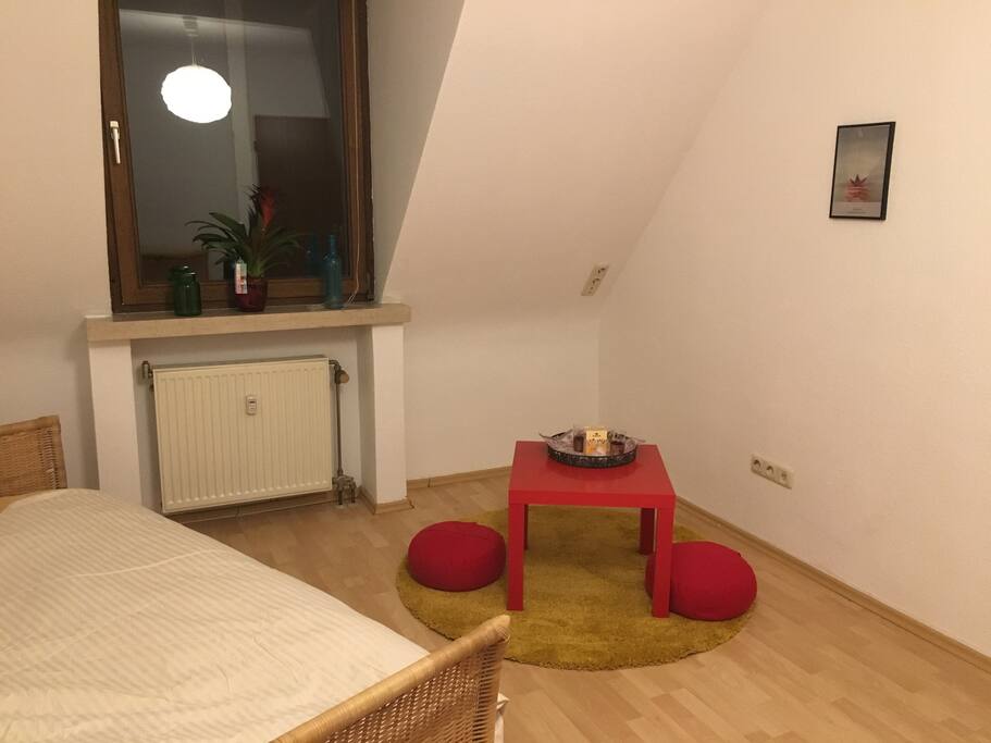 Tisch mit Yogakissen