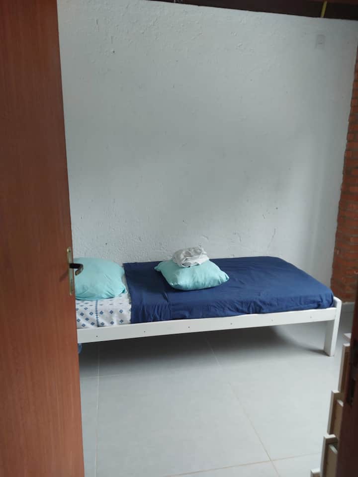 Habitación individual con una  cama y colchón disponibles. 