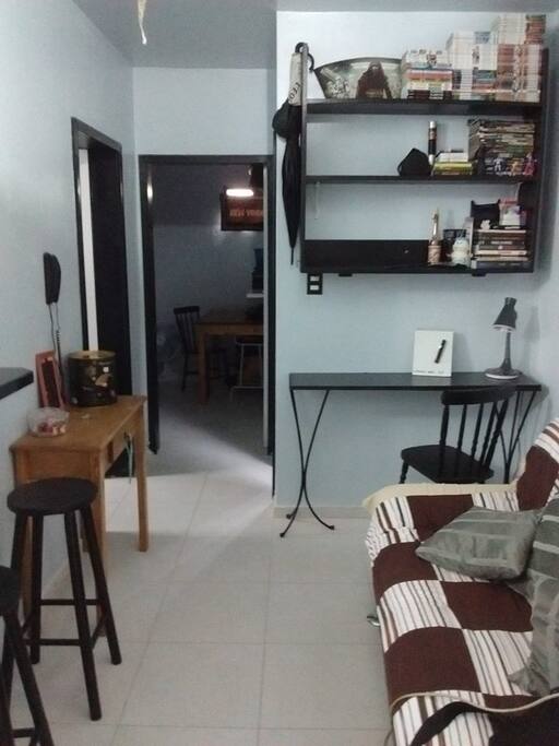 amplo quarto de casal com escrivaninha porta ao fundo do corredor.