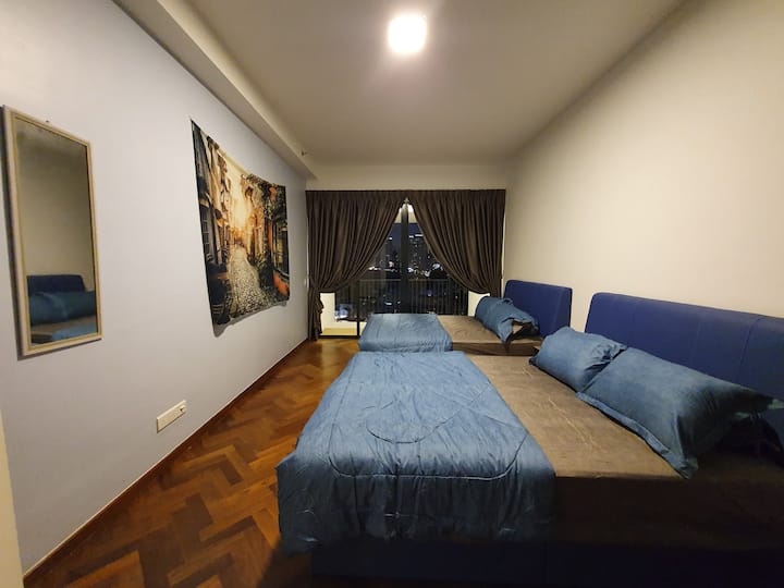 Მთავარი საწოლი ოთახი 2 Queen Size (მიმაგრებულია აბაზანის ოთახით, აივნით და კონდიციონერით)