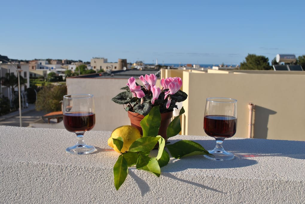 Dal terrazzo vista dell'antica torre e del faro di San Vito
