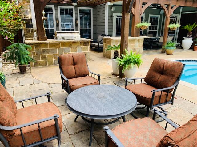 Luxury home, Pool & Spa, steps from Cedar Springs gallery image 4