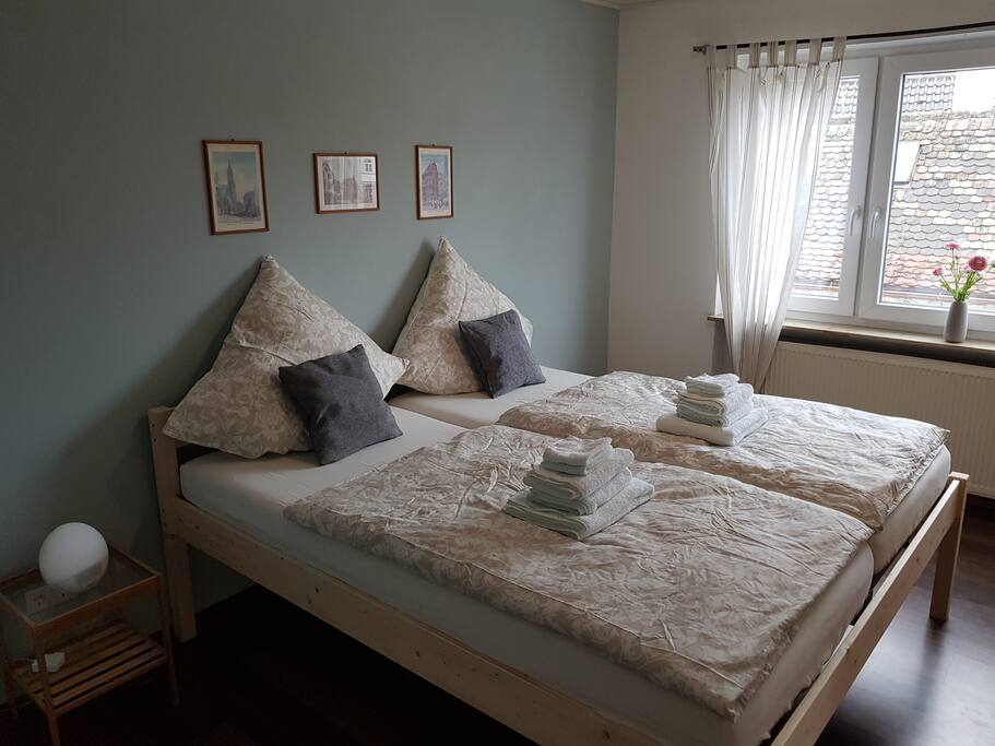 Schlafzimmer 1/3