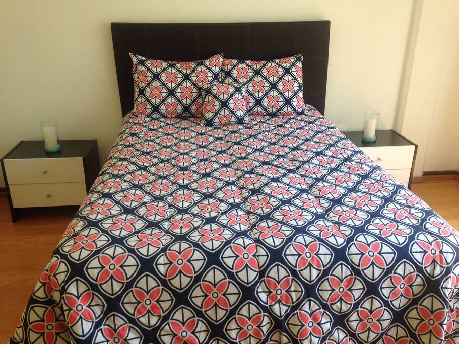 Segunda recámara con cama matrimonial y closet