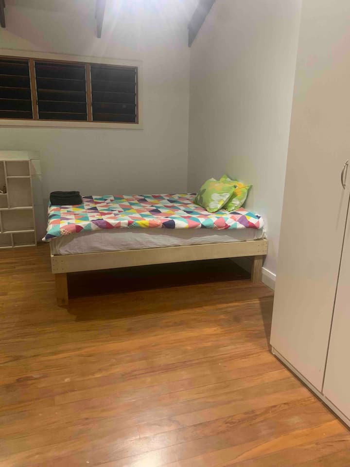 Dormitorio 2. Cama tamaño queen 
con baño privado 
