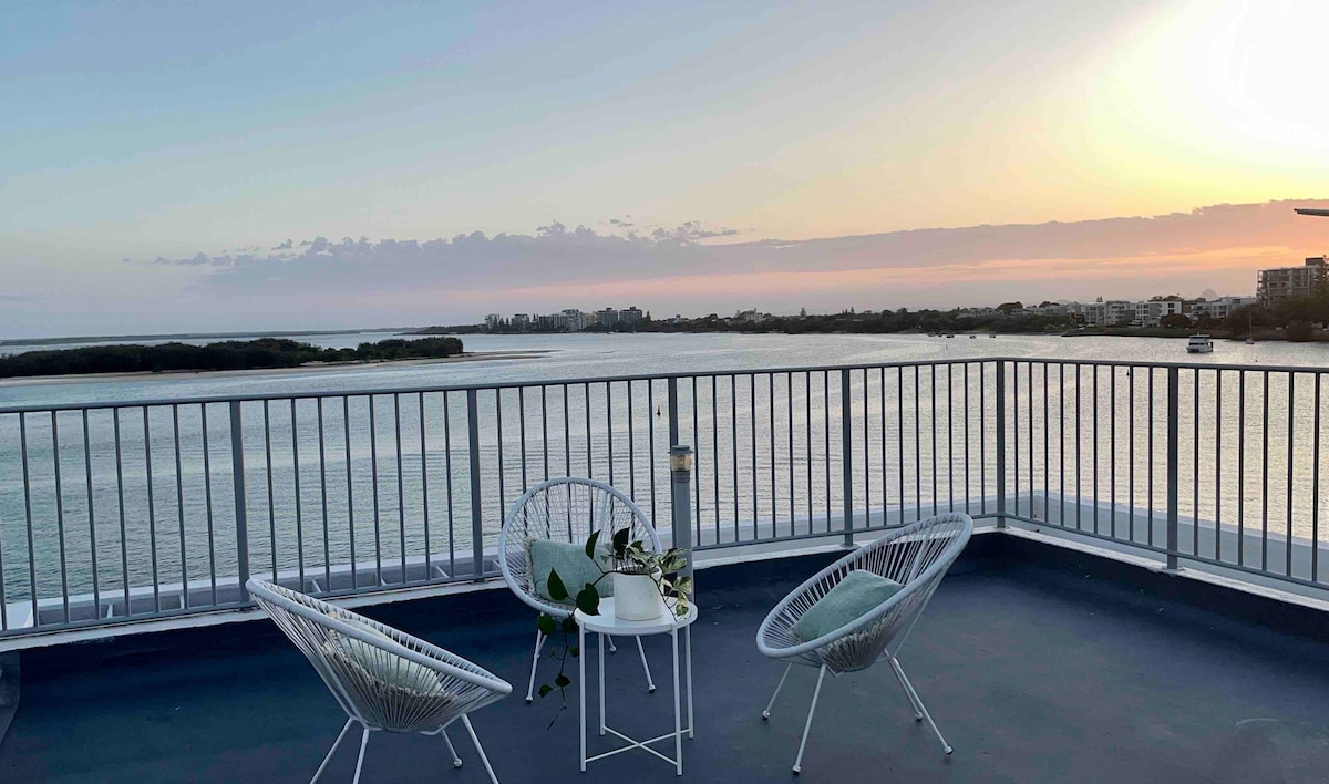 Successful Airbnb property: Stunning absolute waterfront penthouse & roof top in Golden Beach