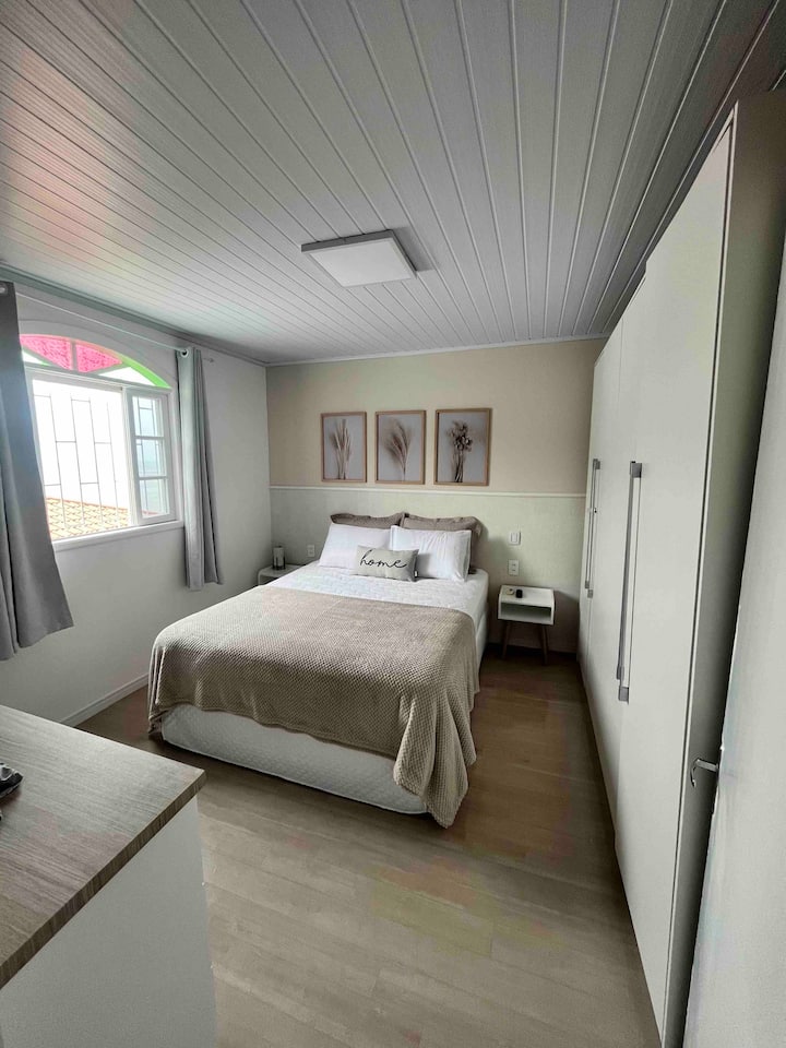 Quarto 1

- Cama Box  queen 
- Raft rrobash 
- 
Komodinë - Komodinë (2)
- Televizor me kontroll dhe qasje në internet
- Ajër i kondicionuar. w/ control (pa kufi përdorimi) - perde e
ndërprerjes së energjisë elektrike