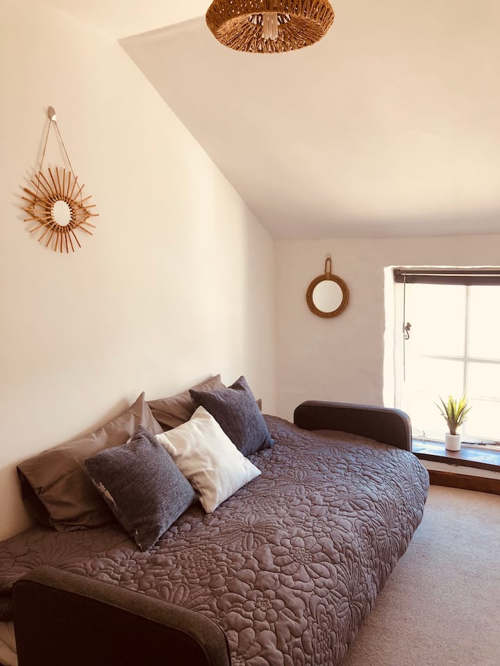 Chumba cha kulala No2 kilicho na kitanda cha sofa cha kuvuta mara mbili. 

Cot ya kusafiri pia inapatikana kwa ombi. 
