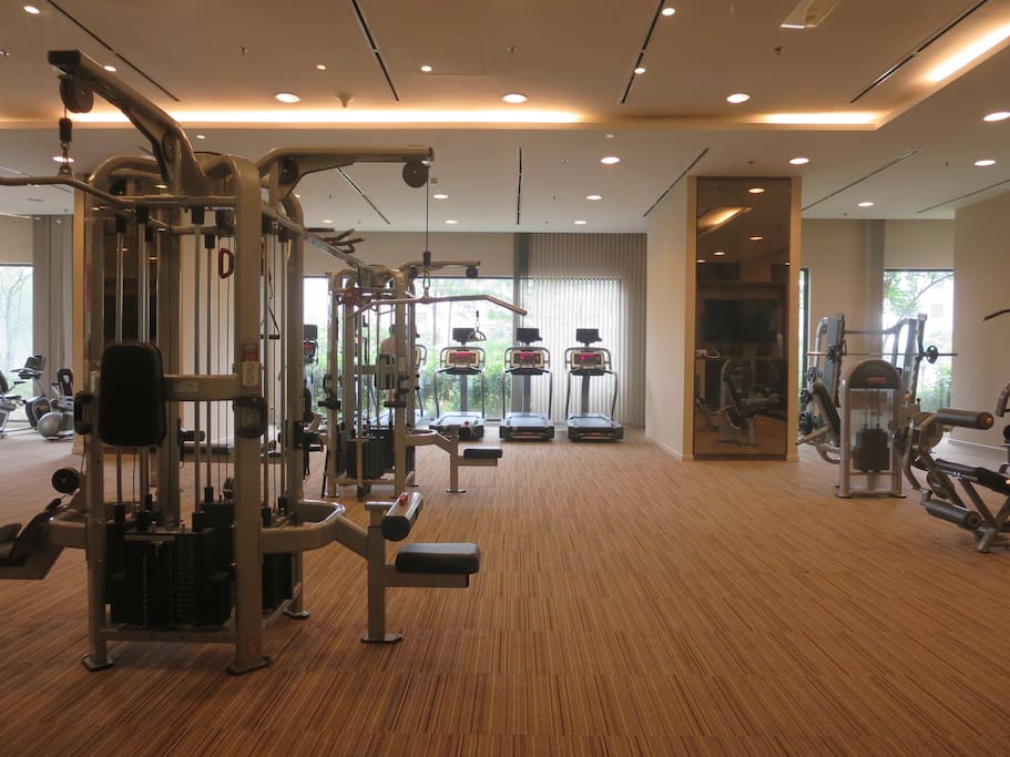 Access to onsite modern gym, sauna, Jacuzzi, cafeteria, minimart