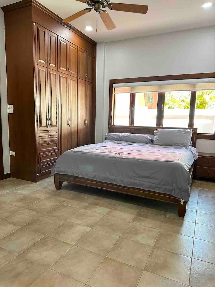 חדר שינה ראשי עם מיטת קינג סייז. ארון בגדים עם שטח אחסון פנוי. מיזוג אוויר, מאוורר תקרה ותאורת LED 