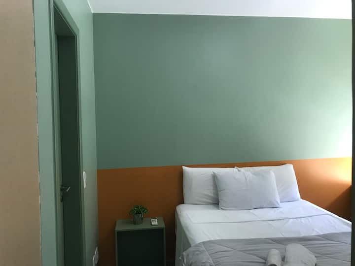 客房配备超级舒适的双人床，经过翻修