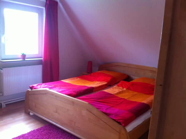 غرفة نوم في الطابق العلوي بسرير مزدوج