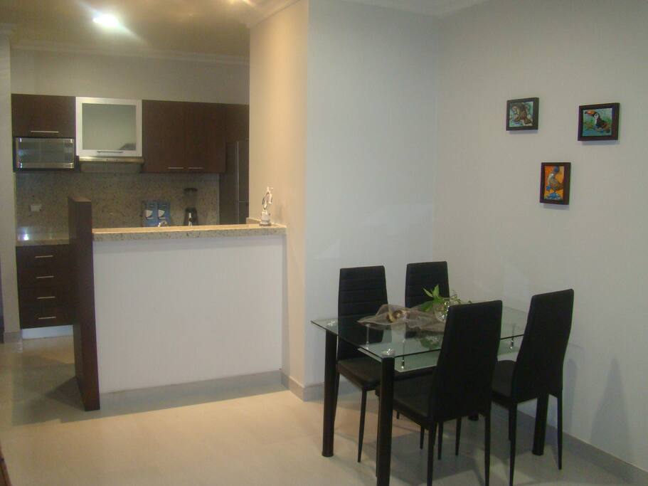 Cocina tipo americana con comedor.