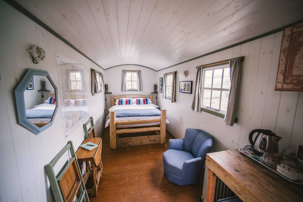 Charming Shepherd's Hut with tea & coffee and even a fridge.